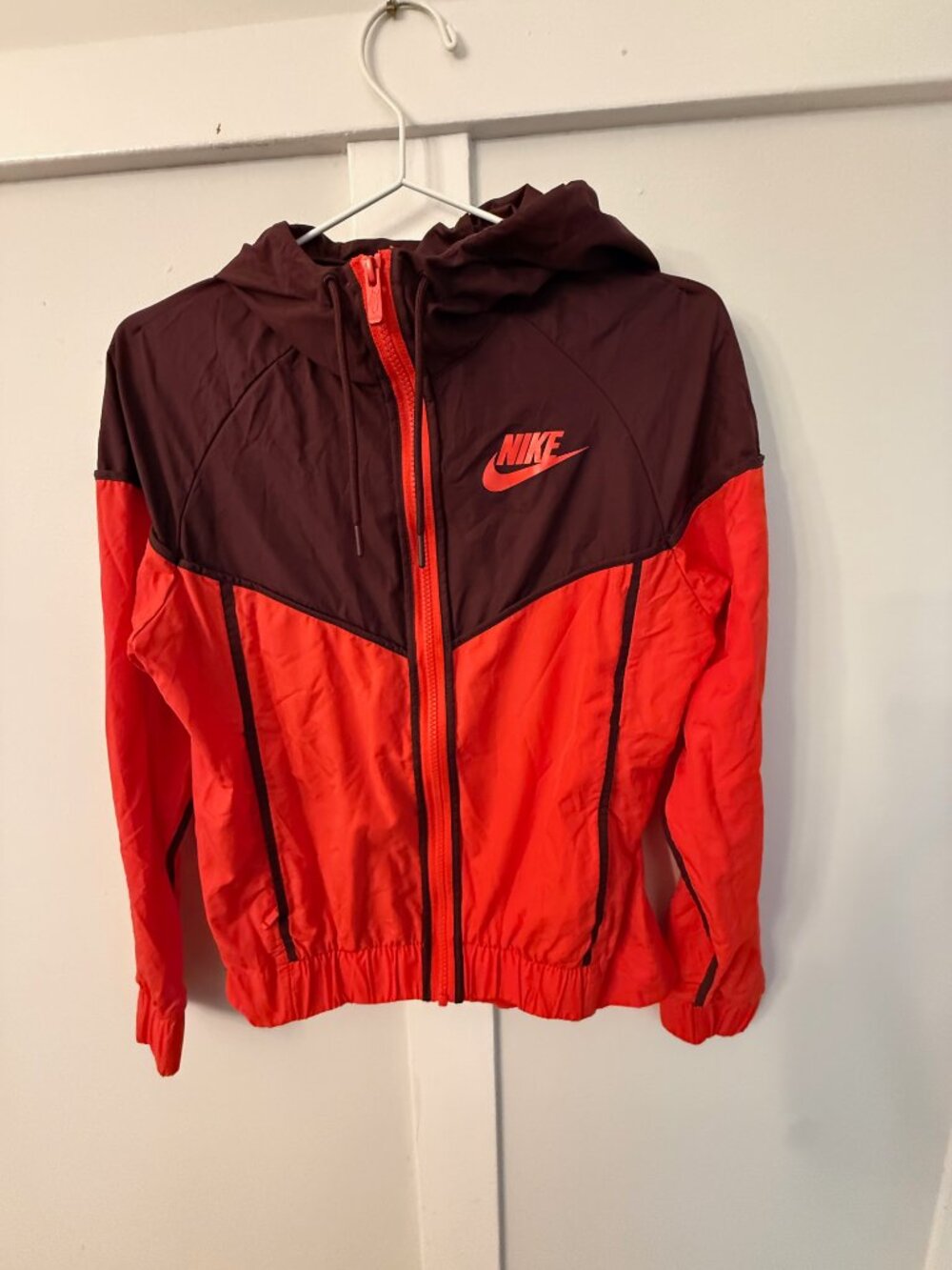 Nike Women’s Size Extra Small Windrunner Windbreaker Hooded Red and Burgundy